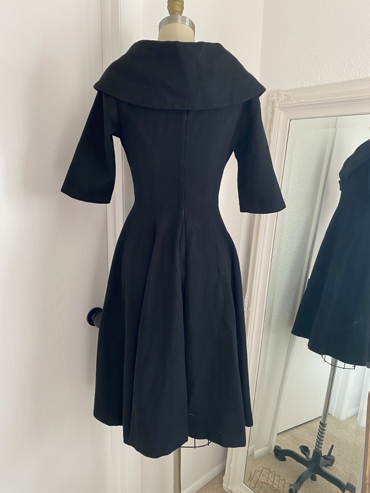 Vintage 1950s Half Sleeve Wool Fit & Flare Pin Up Dress Gown V Neck 50s