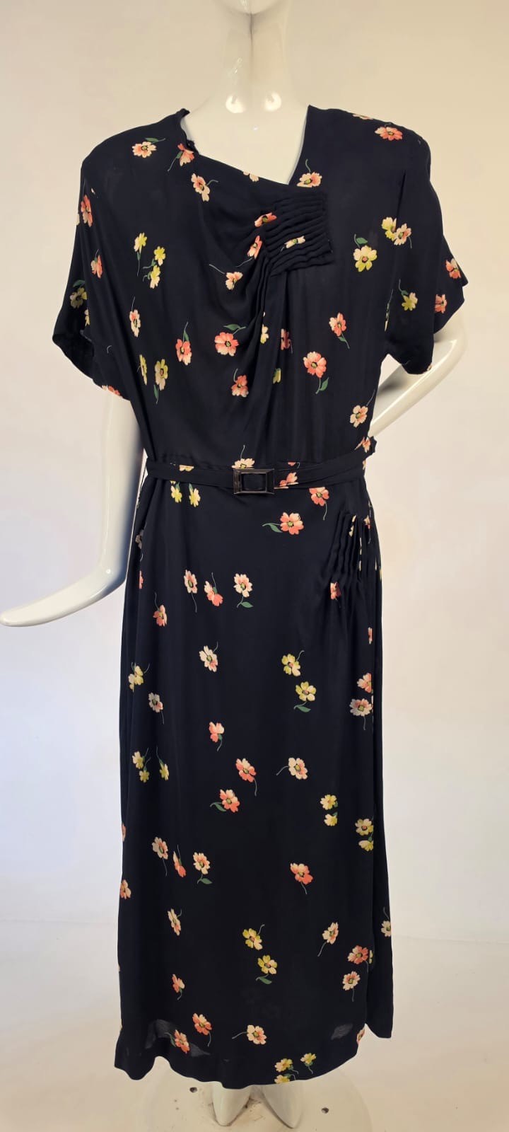 SWEET 1940’S FLORAL PRINT RAYON DRESS W GATHERED PLEAT DETAILS + MATCHING BELT