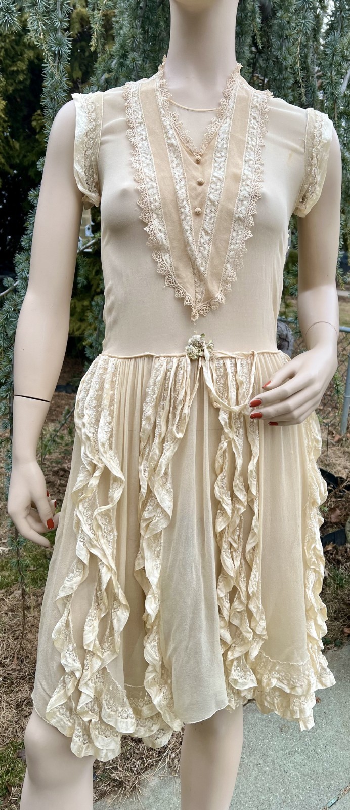 ANTIQUE 1920’s CREAM SILK CHIFFON DRESS W/ RIBBON & LACE RUFFLES