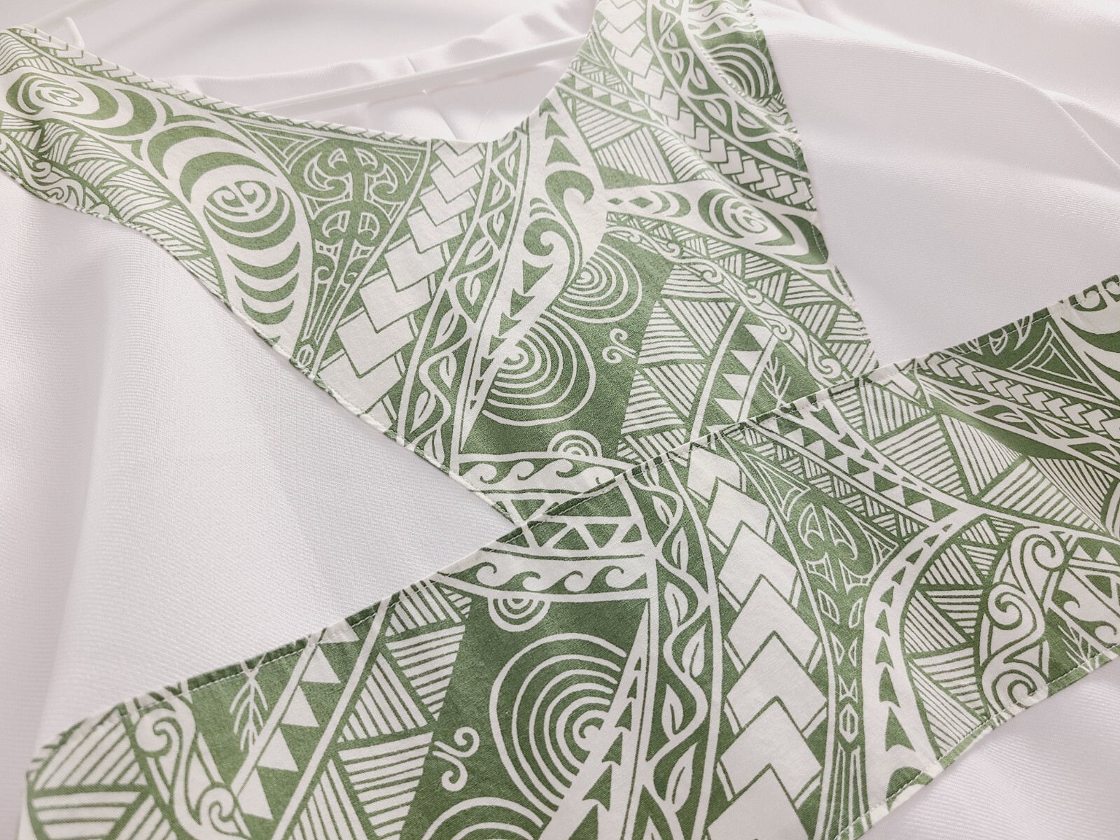 Hawaiian Dress Vintage Size L White and Green Midi Tribal Print Short Sleeve
