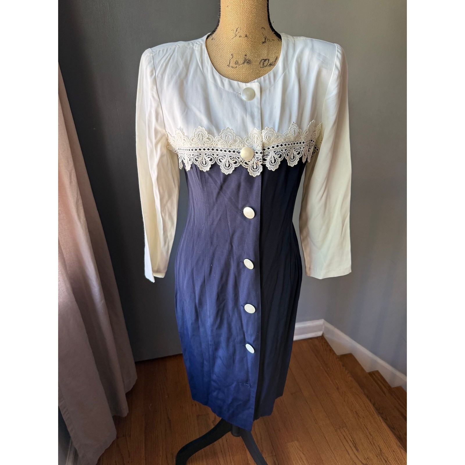 Vtg white & navy dress w/ lace-trim & pearl-like buttons & shoulder pads Sz 12
