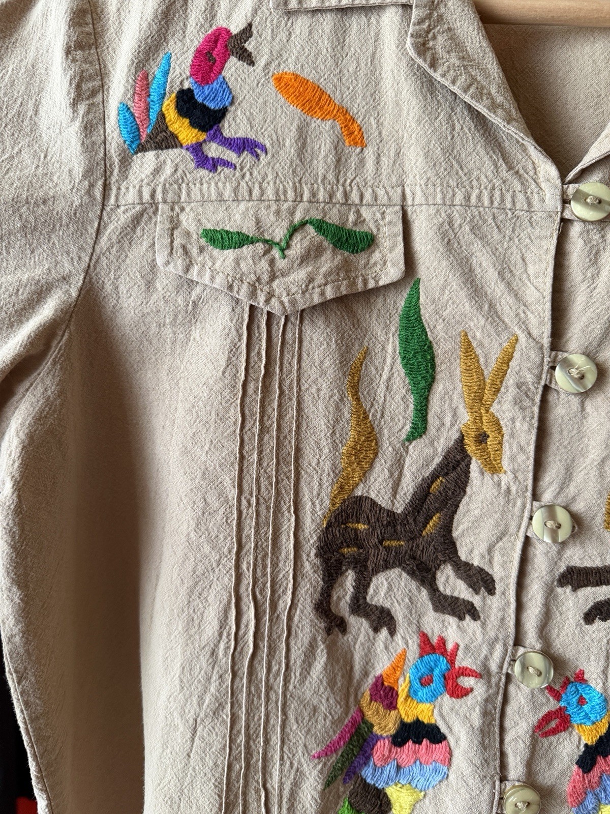 Vintage 60s 70s Guatemalan Embroidery Folk Art Animal Cotton Button Down M