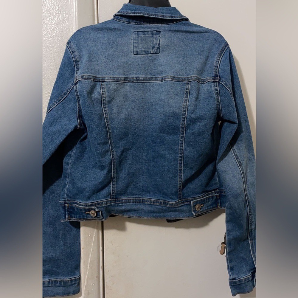 Jean Distressed Blue Denim Jacket Size Medium Classic Western Pocket NWOT Basics