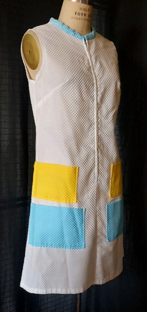 Vtg MCM 1970s HOUSE DRESS / WORK WEAR , WHITE PUCKERCLOTH w/ Pockets, Sleeveless