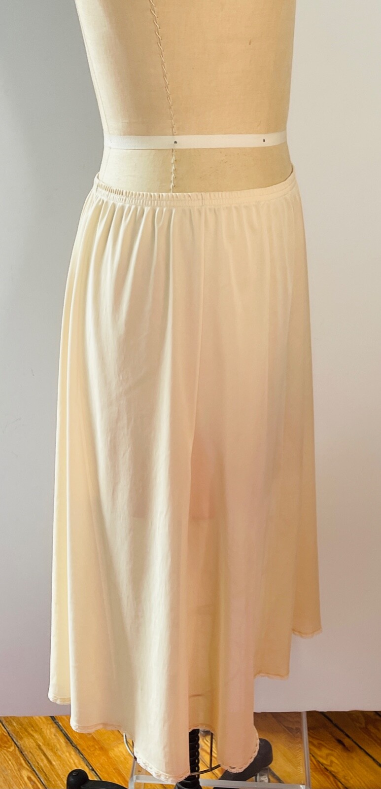 VTG VANITY FAIR*TAN NUDE A-LINE LACE TRIM NYLON HALF SLIP*L