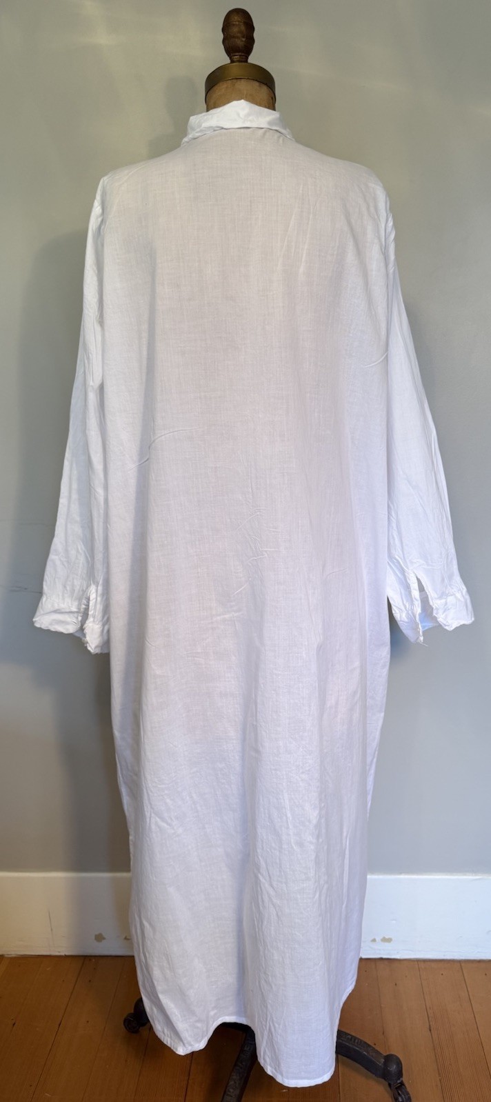 Vintage Women’s European Cotton Long Embroidered Floral White Nightgown M-L