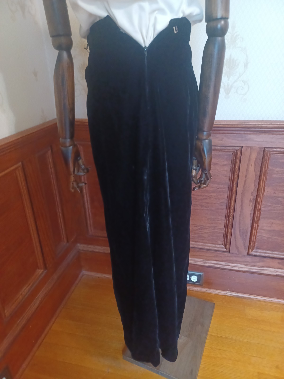 Vintage 1970s/1980s Intuitions Union-Made Black Velvet Gothic Maxi-skirt