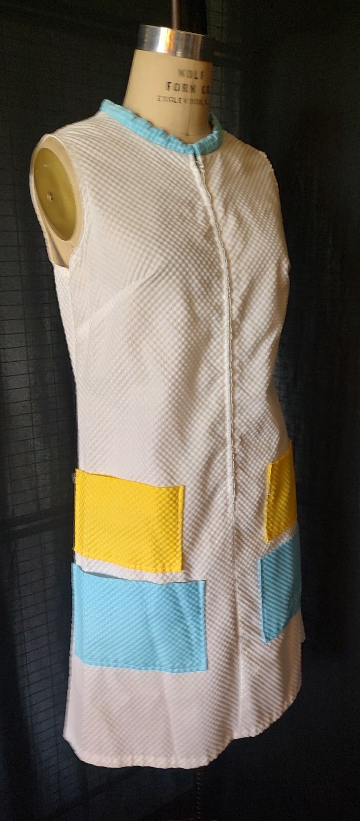 Vtg MCM 1970s HOUSE DRESS / WORK WEAR , WHITE PUCKERCLOTH w/ Pockets, Sleeveless