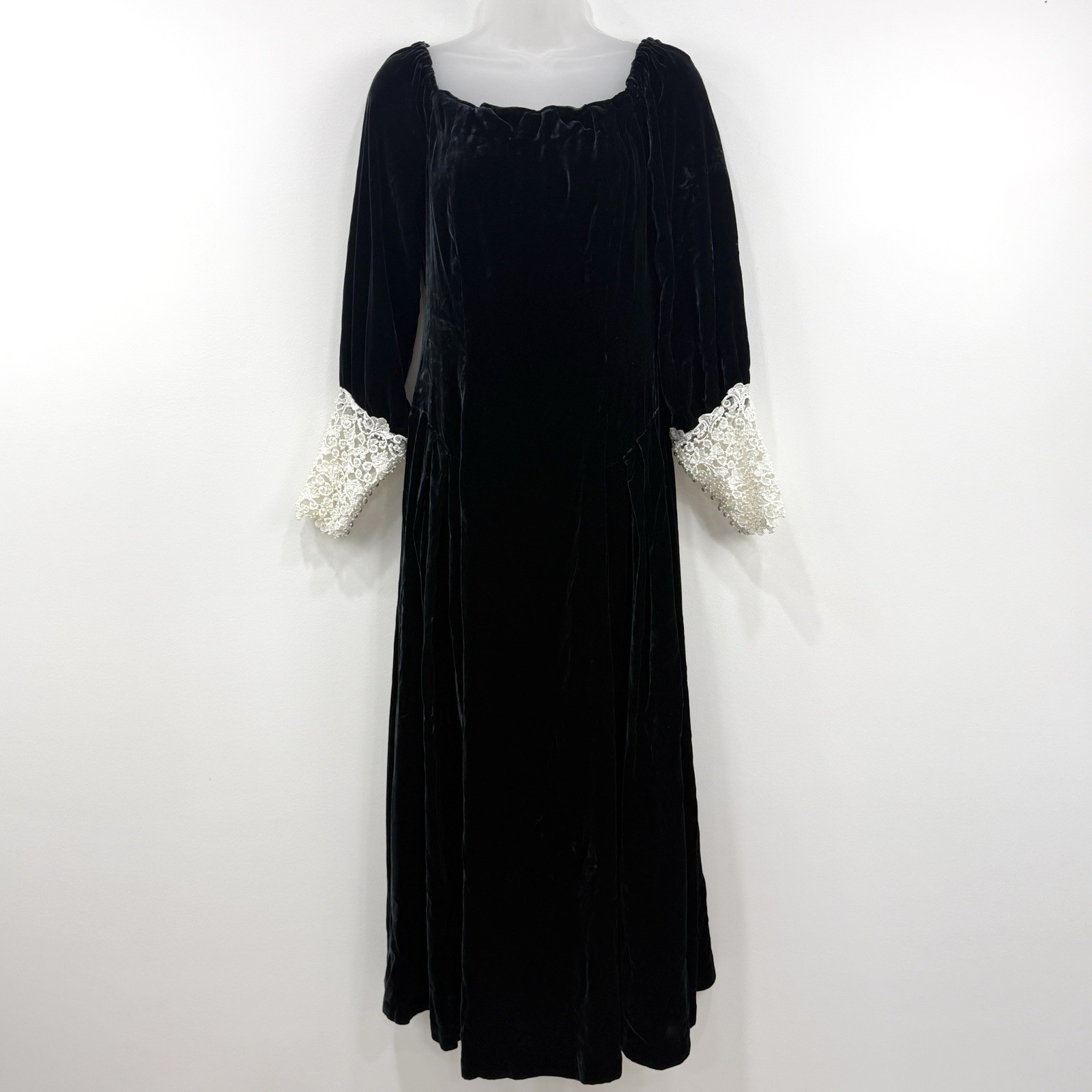 VTG Nancy Johnson Velvet Dress 10 Lace Pearls Victorian Event Classic Elegant