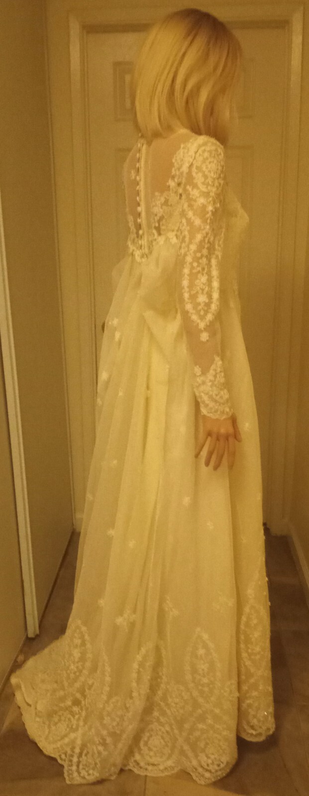 VINTAGE 60’s FRENCH CHANTILLY LACE HANDMADE BEIGE CLASSIC WEDDING DRESS SIZE 4