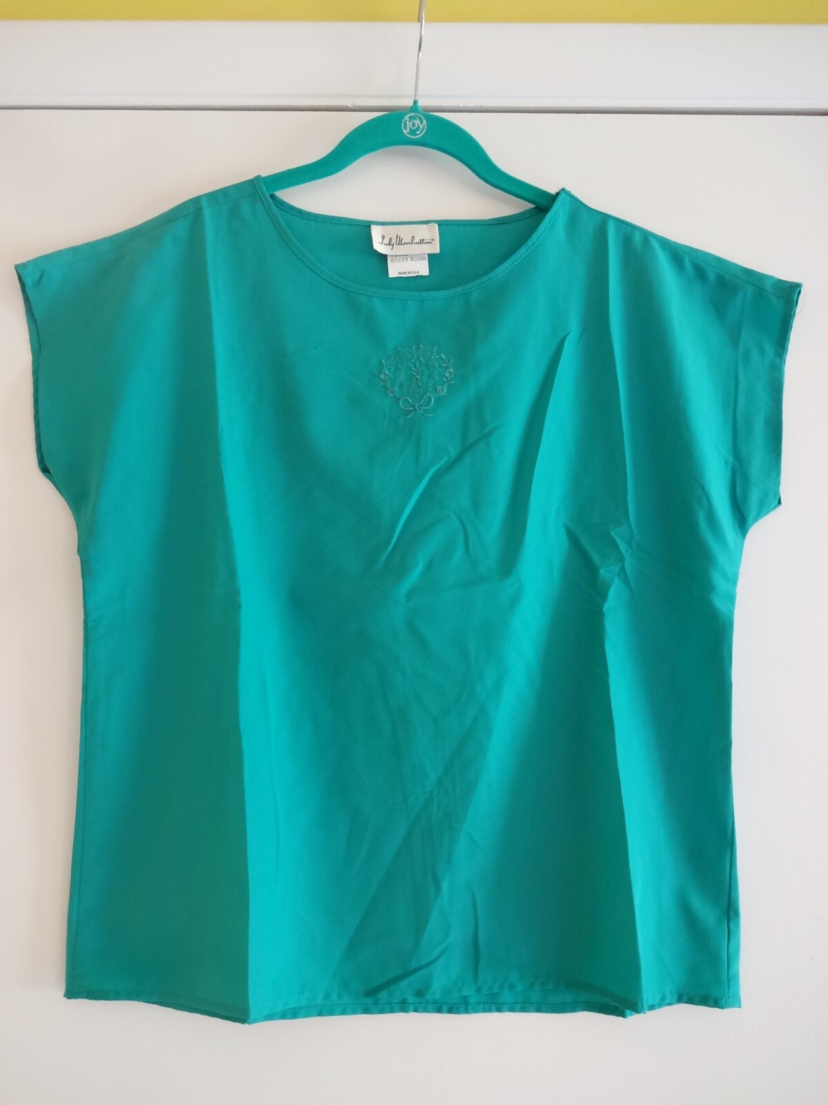 Vtg Womens LADY MANHATTAN CAP SLEEVE TOP Medium M Green Blue Embroidered Flower