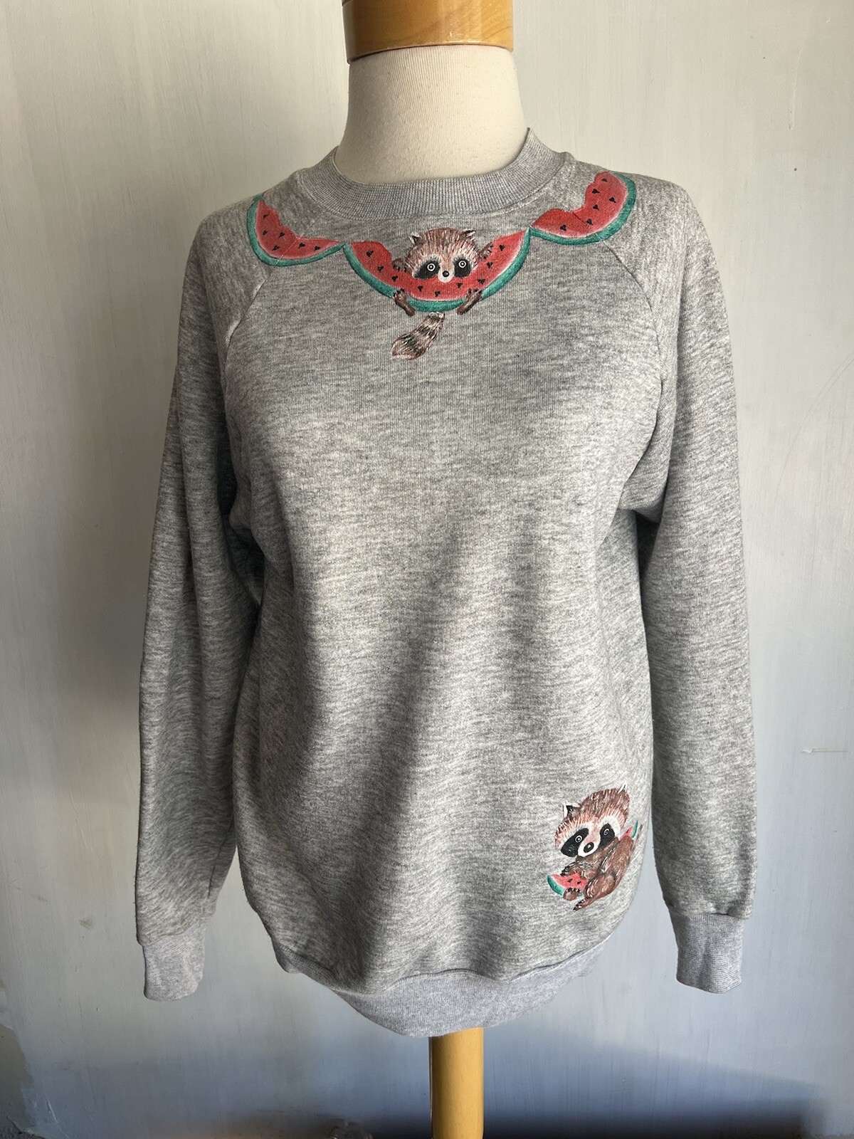 RACCOON EATING WATERMELON Vintage 70s GRANNYCORE FL Robinson Sweatshirt Large