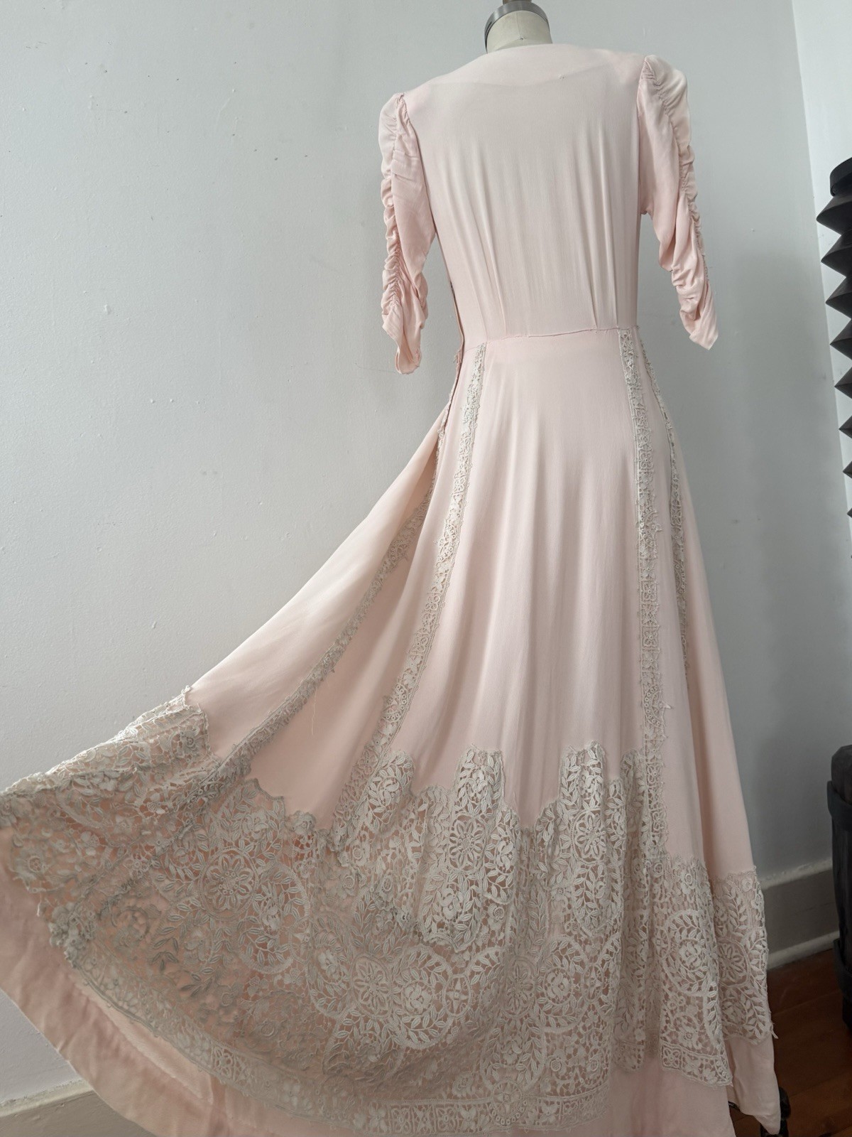 Stunning 1940s Pink Crepe/Crocheted Lace Gown Wide Sweep Skirt XS S