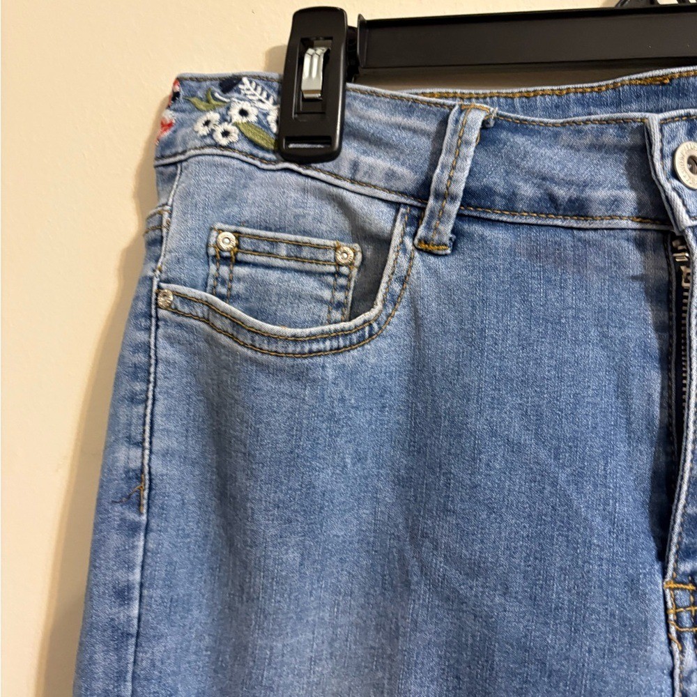 Y2K Style Women’s SZ 30 Embroidered Flared Blue Jeans Floral Flower multi color
