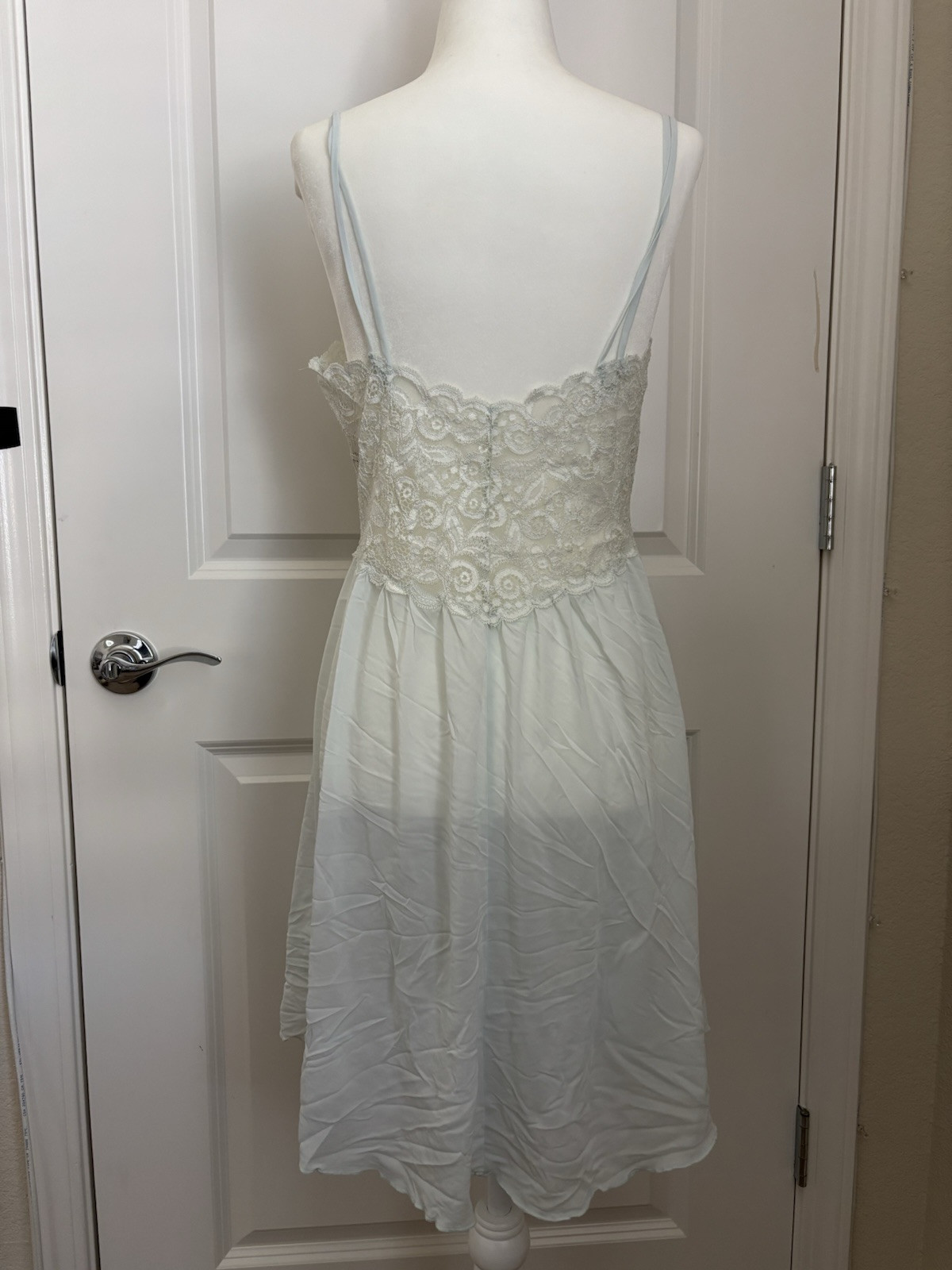 VIOLETS AND ROSES VTG MINT LACE SLIP DRESS