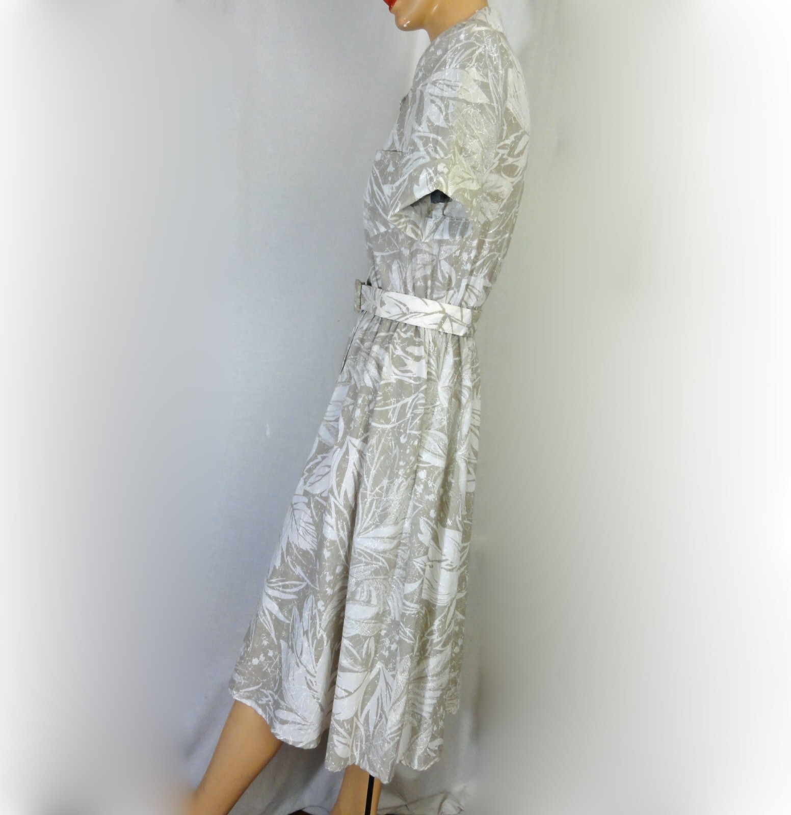 1970s Shirtwaist Dress Vintage Beige and White Botanical Leaf Print VLP Petites