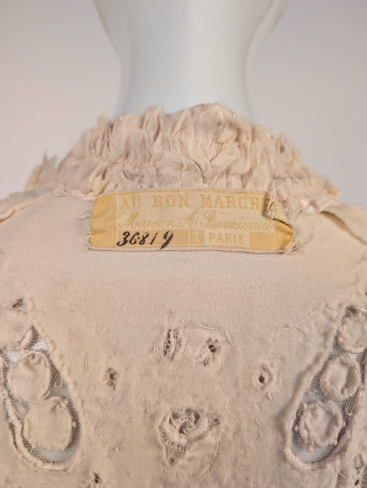 AU BON MARCHE EDWARDIAN BLONDE CASHMERE COAT W DENSE FLORAL LACE INSERTION