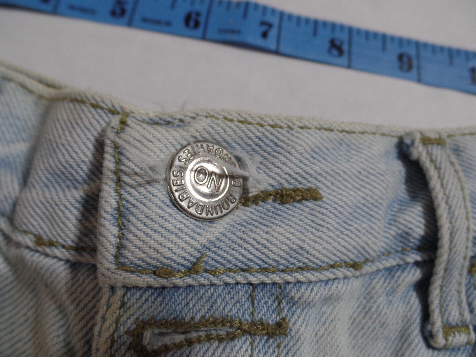 VINTAGE WOMENS NO BOUNDARIES DENIM HIGH WAIST SHORTS, SZ9/10 SEE MEASURMENTS