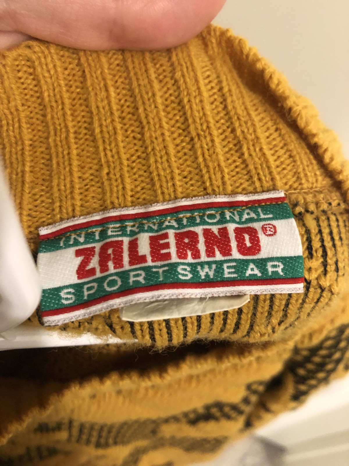Zalerno Intl Sportswear 1980s Vintage Pullover Sweater – Yellow Leaf Pattern