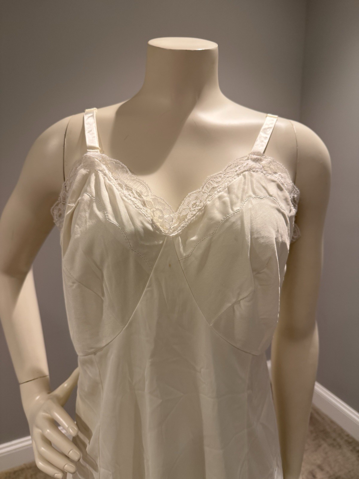 Sears The Doesn’t Slip Full 38 White Nylon Lace Vintage Lingerie Romantic Sexy