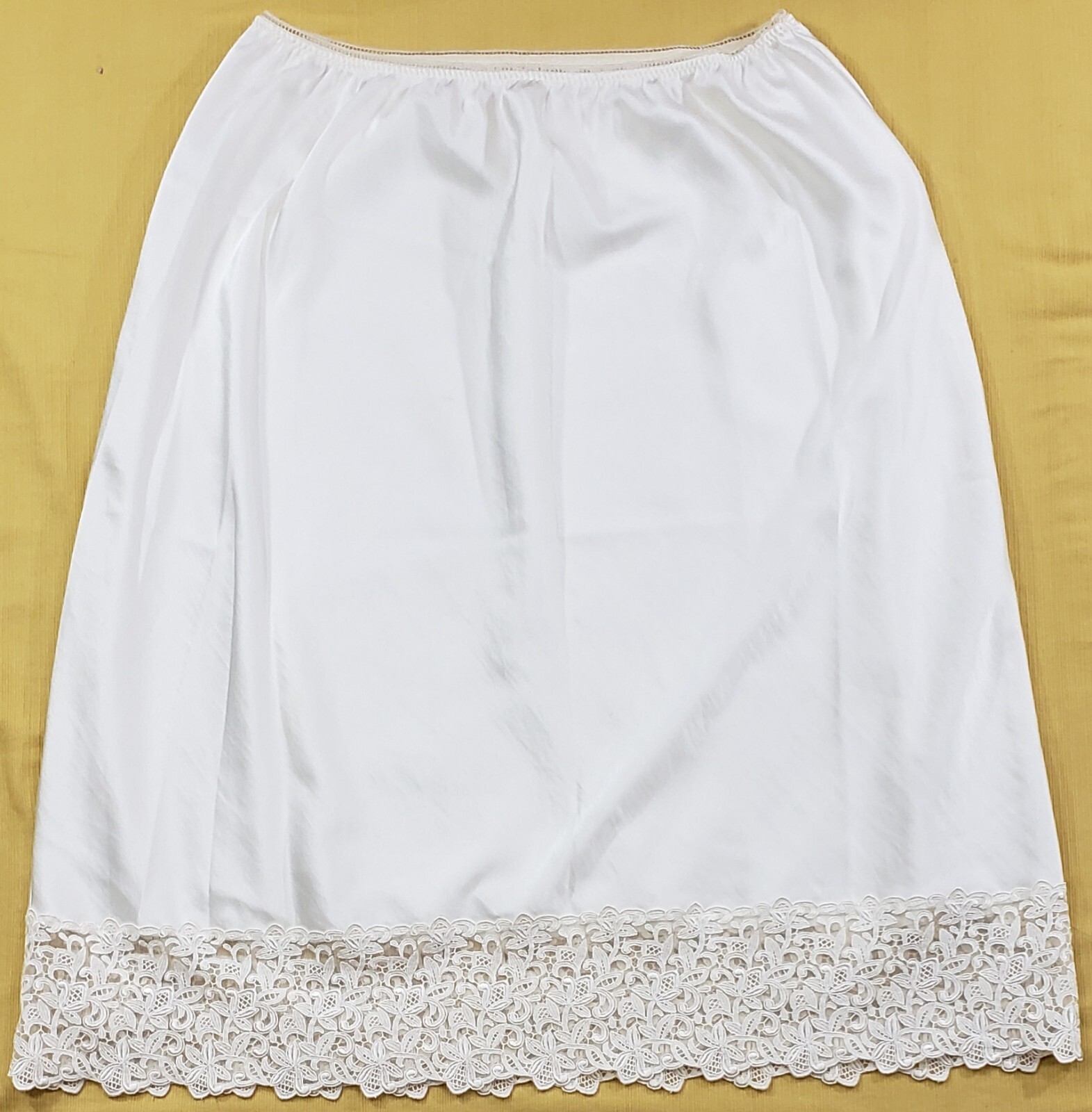 WACOAL Cream Shiny Silky Satin Half Slip With Thick Lace Size Large 25″ Long