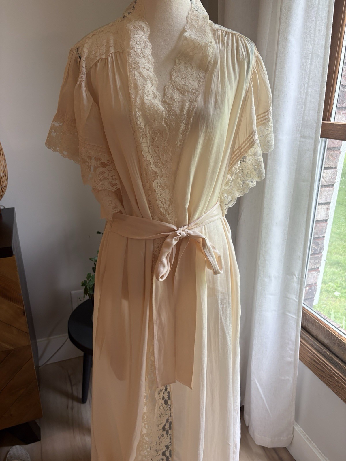 Vintage 100% Silk Cream Lace Trim Peignoir Robe Nightgown Bridal Size M Pockets