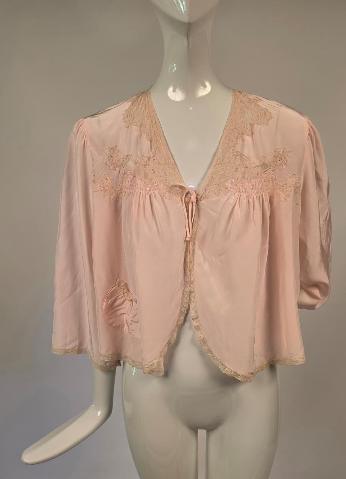 ANTIQUE 1930’S PETAL PINK RAYON BED JACKET W LACE TRIM