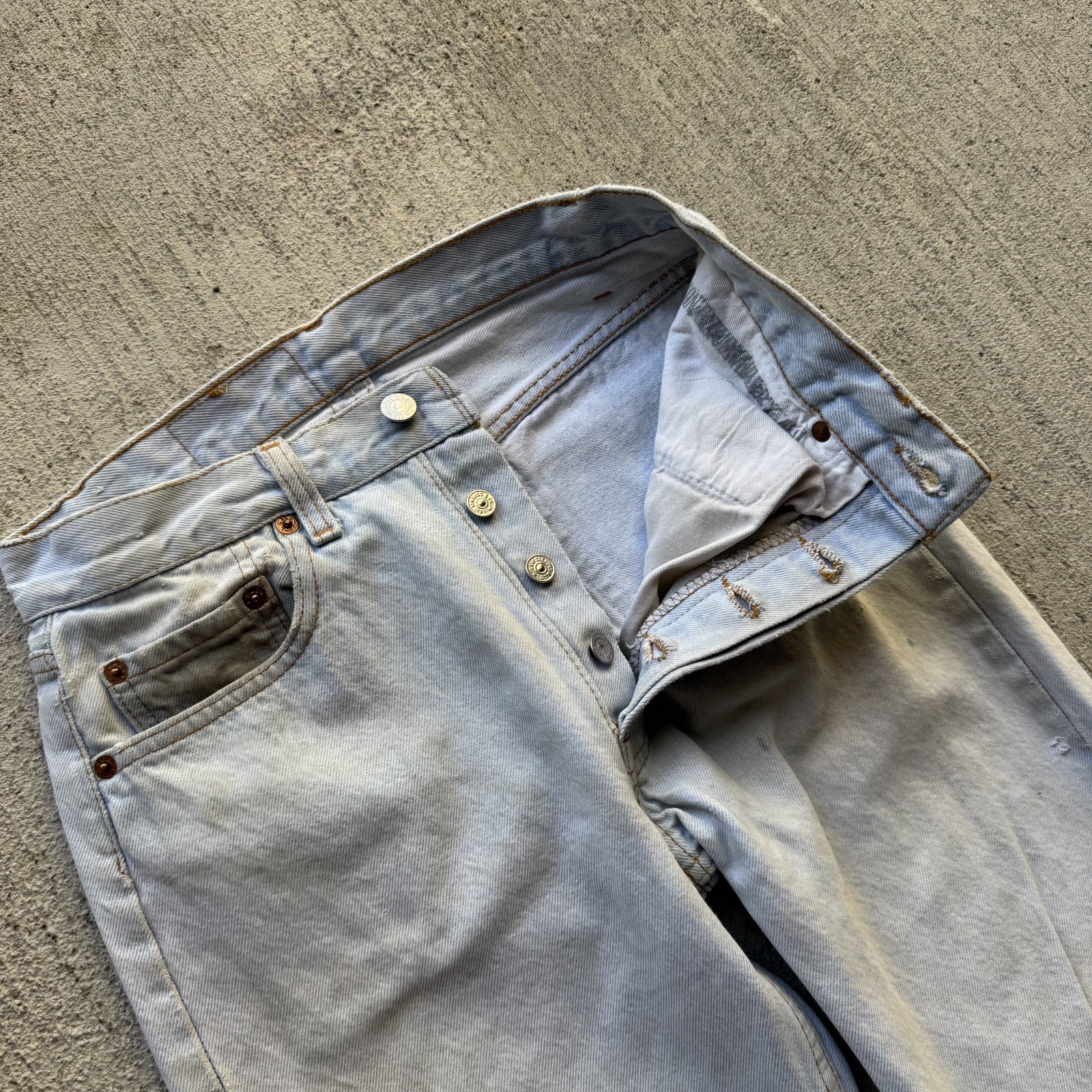 1980s/90s Distressed Light Wash Levi’s 501s Made in USA Jeans 26×29
