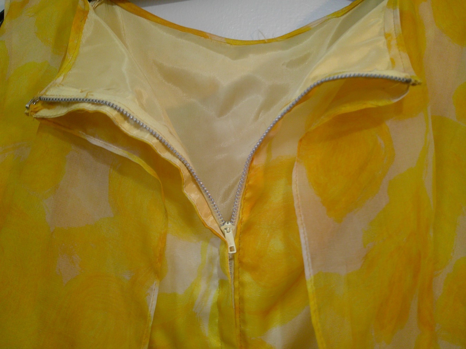 Vtg 60’s Yellow Rose Print Chiffon Wiggle Hourglass Bombshell Cocktail Dress XXS