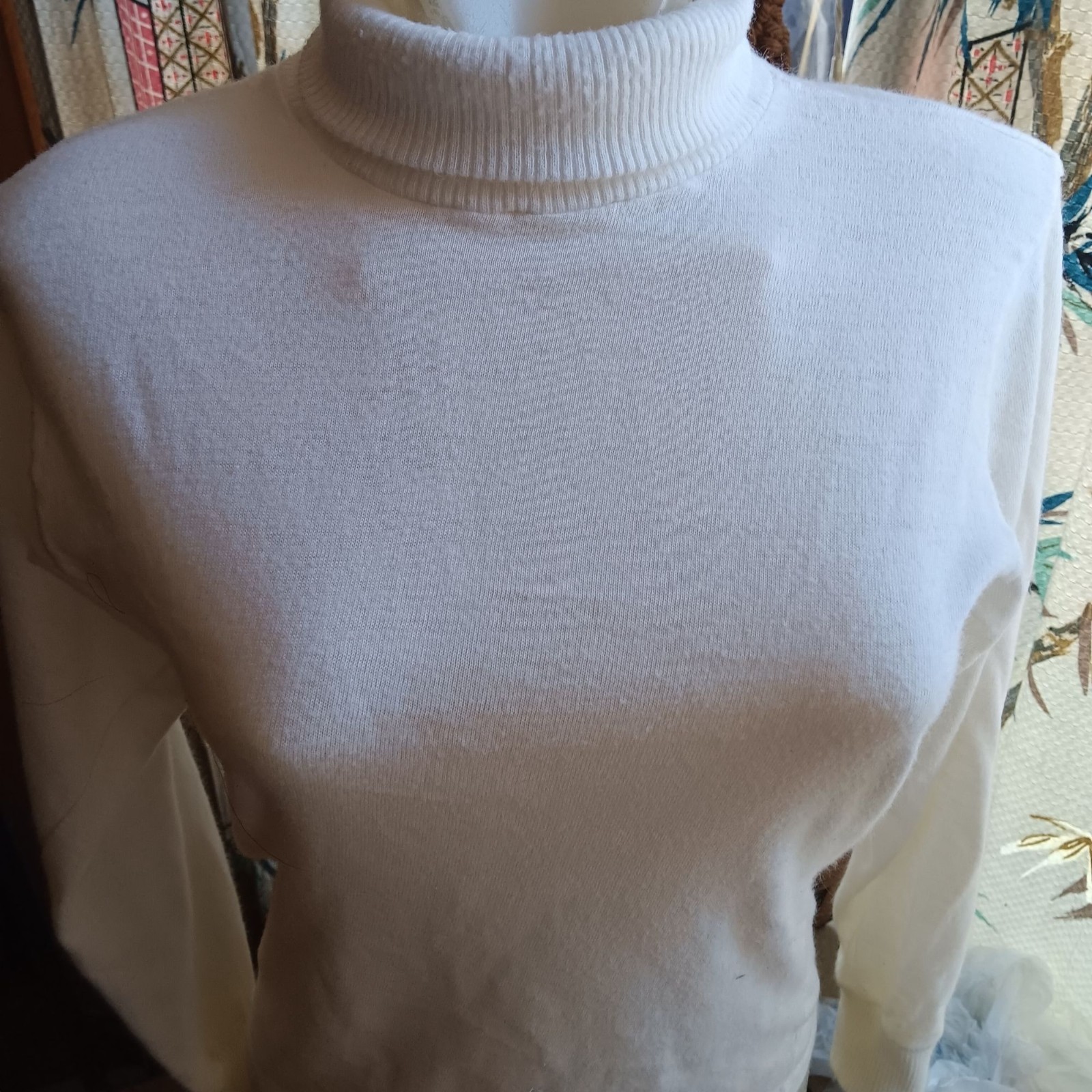 True Vintage 80’s Medium Turtleneck Top Campus Buttery Soft White Acrylic