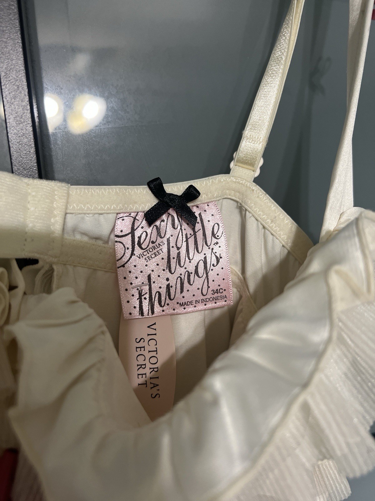 Vintage Victoria’s Secret „Sexy Little Things” cream satin and ruffle teddy