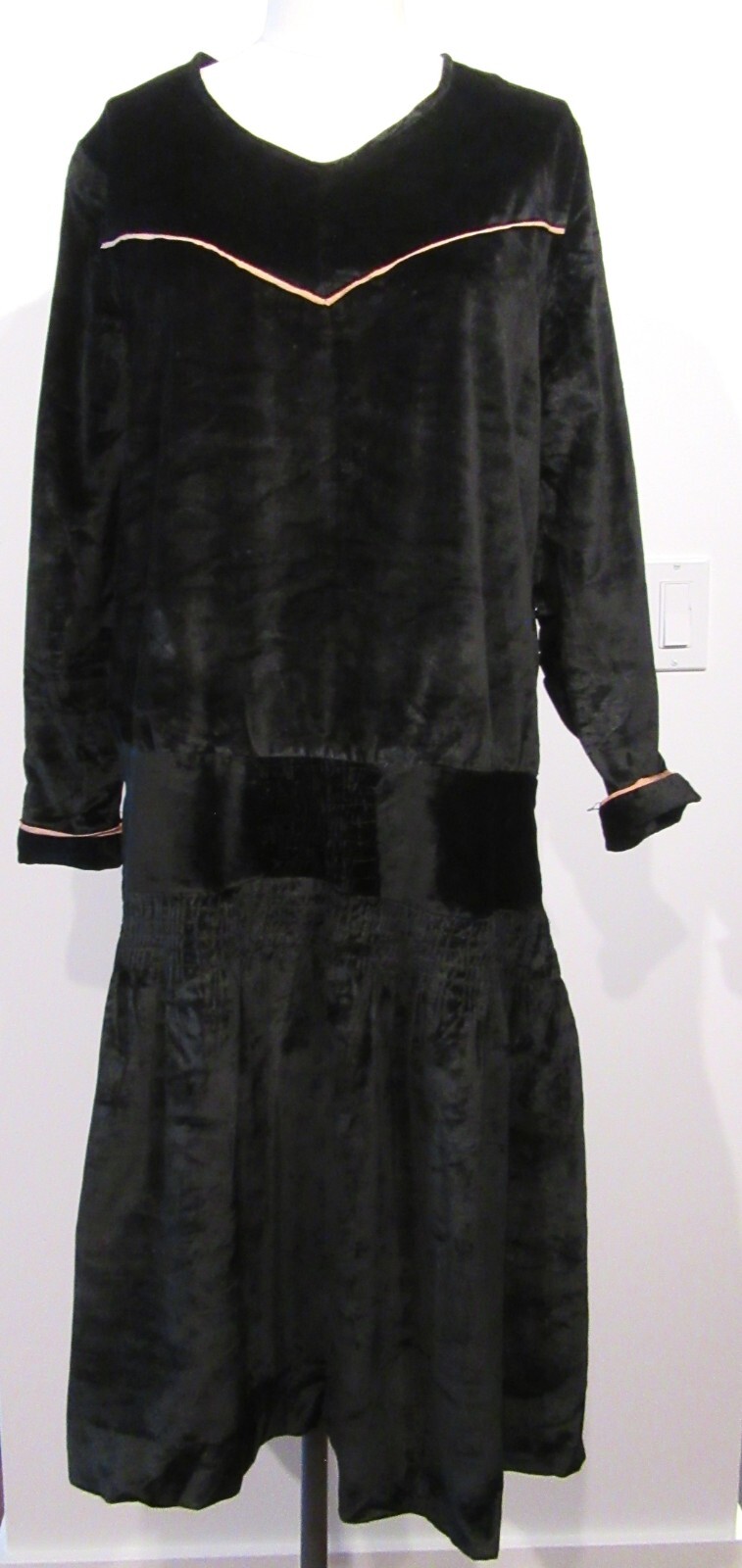 ANTIQUE VINTAGE 1920S DRESS BLACK COTTON VELVET DROP WAIST PRIM STRONG M F10