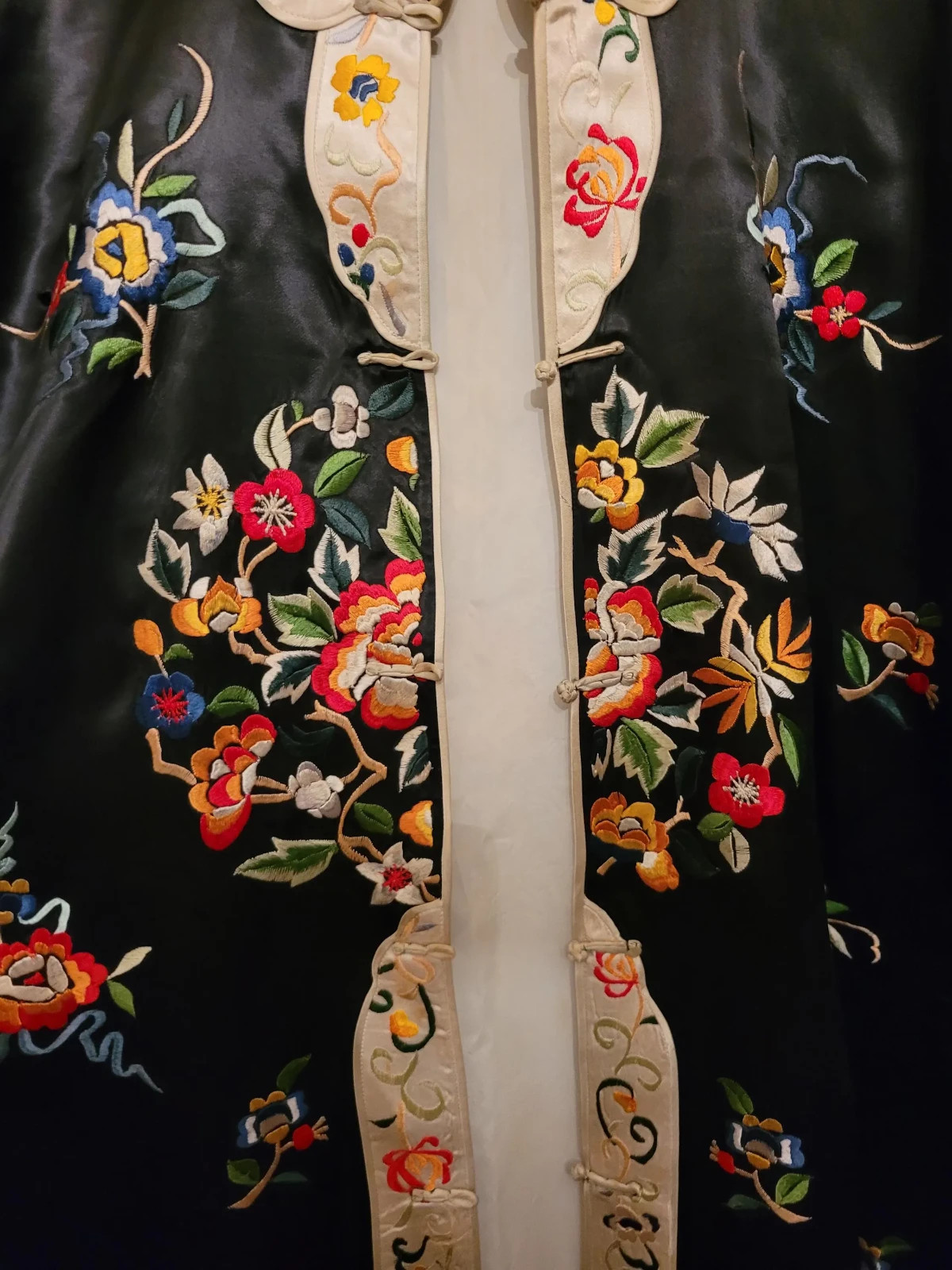 EXQUISITE VINTAGE BLACK SILK EMBROIDERED CHINESE ROBE FLORAL DESIGN IVORY LINING