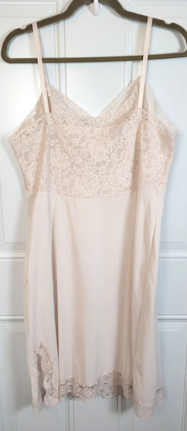Vintage Vanity Fair Lace Nightgown Size M / L {See Measurements]