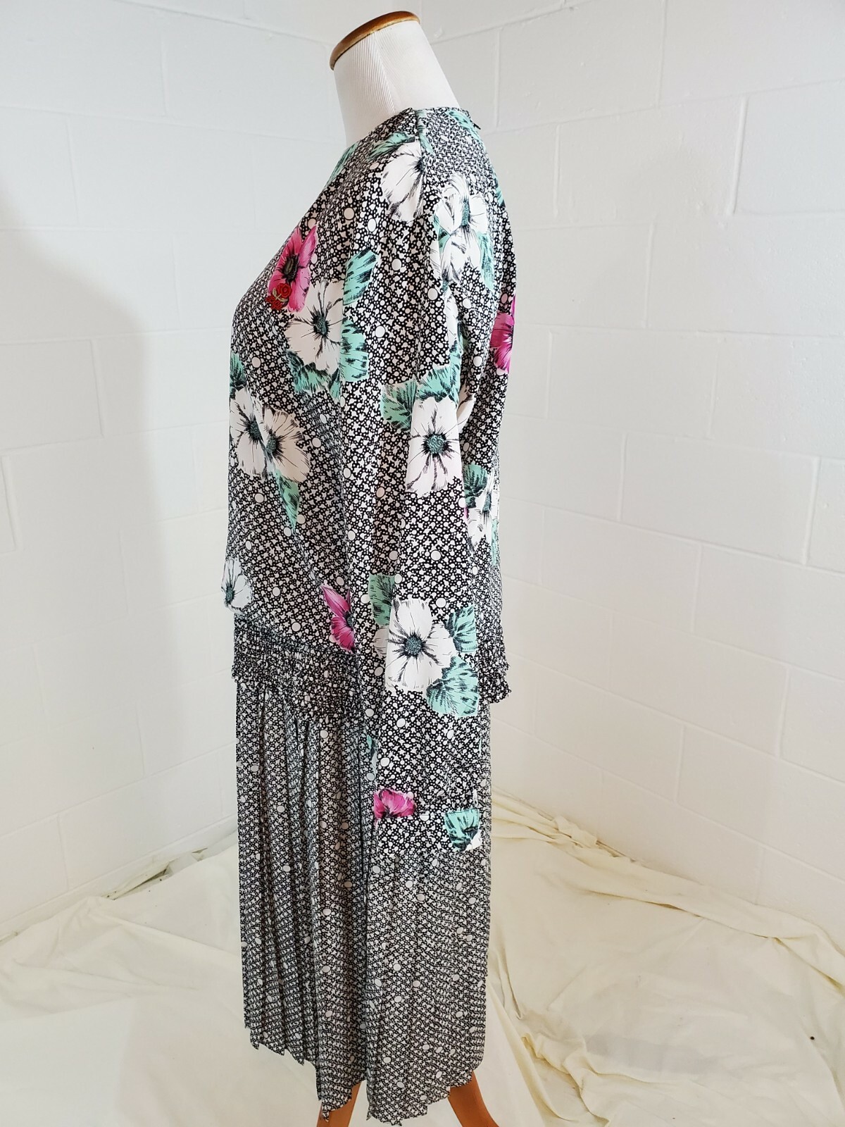 Jerrie Lurie Multicolor VTG 1970s Floral Grandmacore Pleated Dress w FREE Brooch