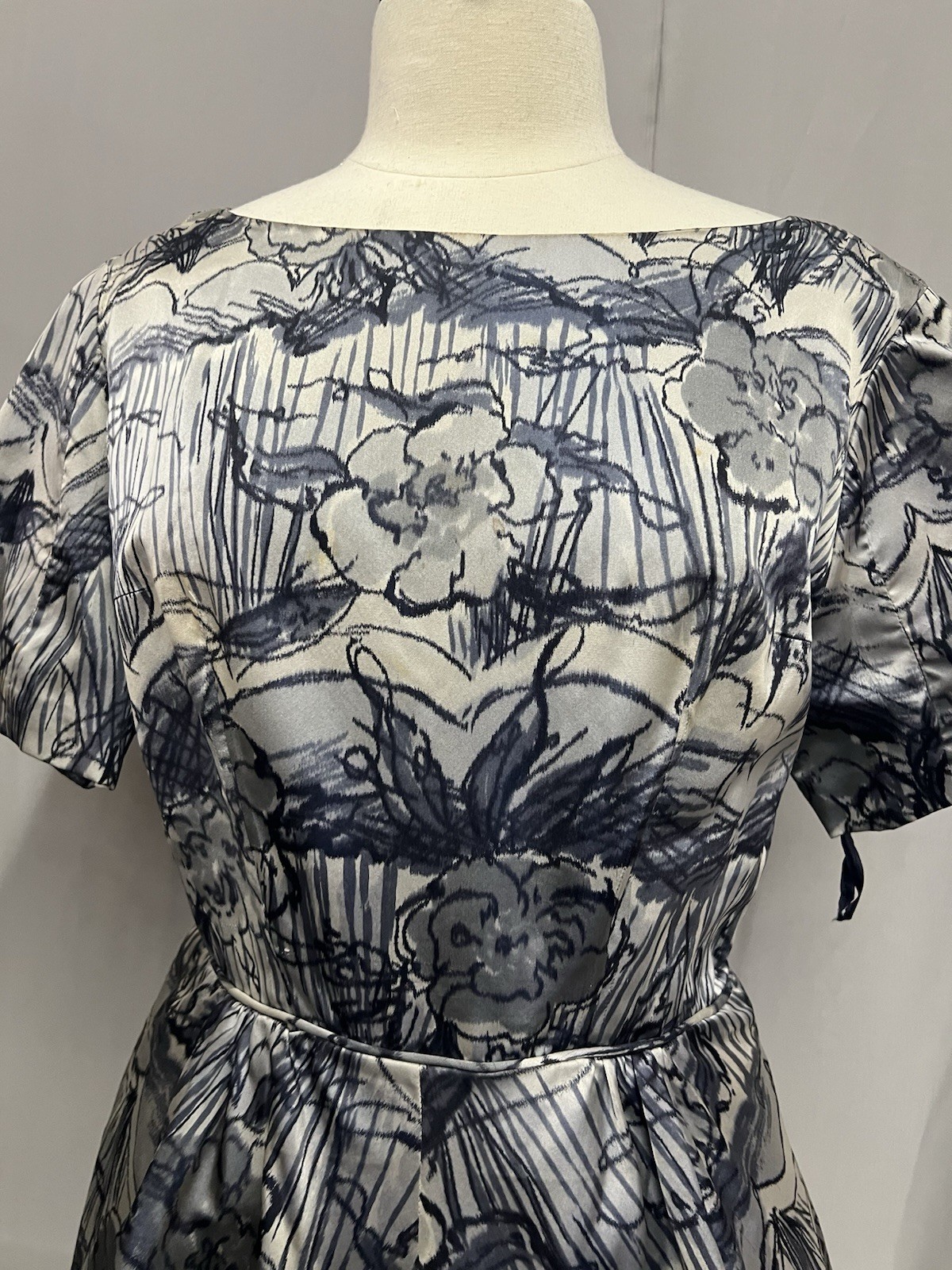 Lovely Printed Silk 1950’s Nettie Rosenstein Dress For Neiman Marcus
