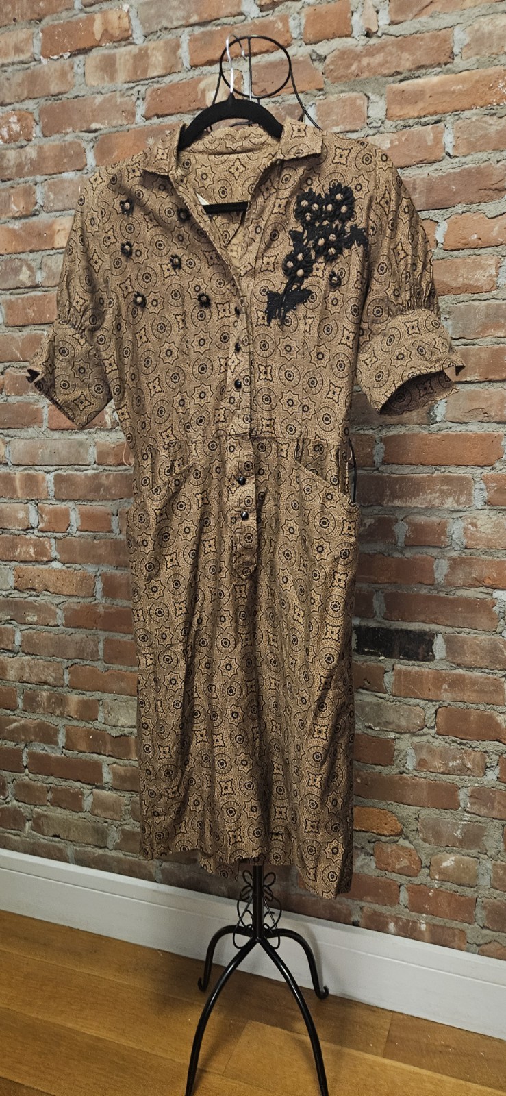 Vintage Brown Patterned Shirtwaist With Embroidery & Pockets
