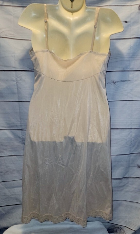 VTG 80’s Vanity Fair 36 Tin Full Slip Lace Bust Nylon Lace Trim 10-103 26″/42