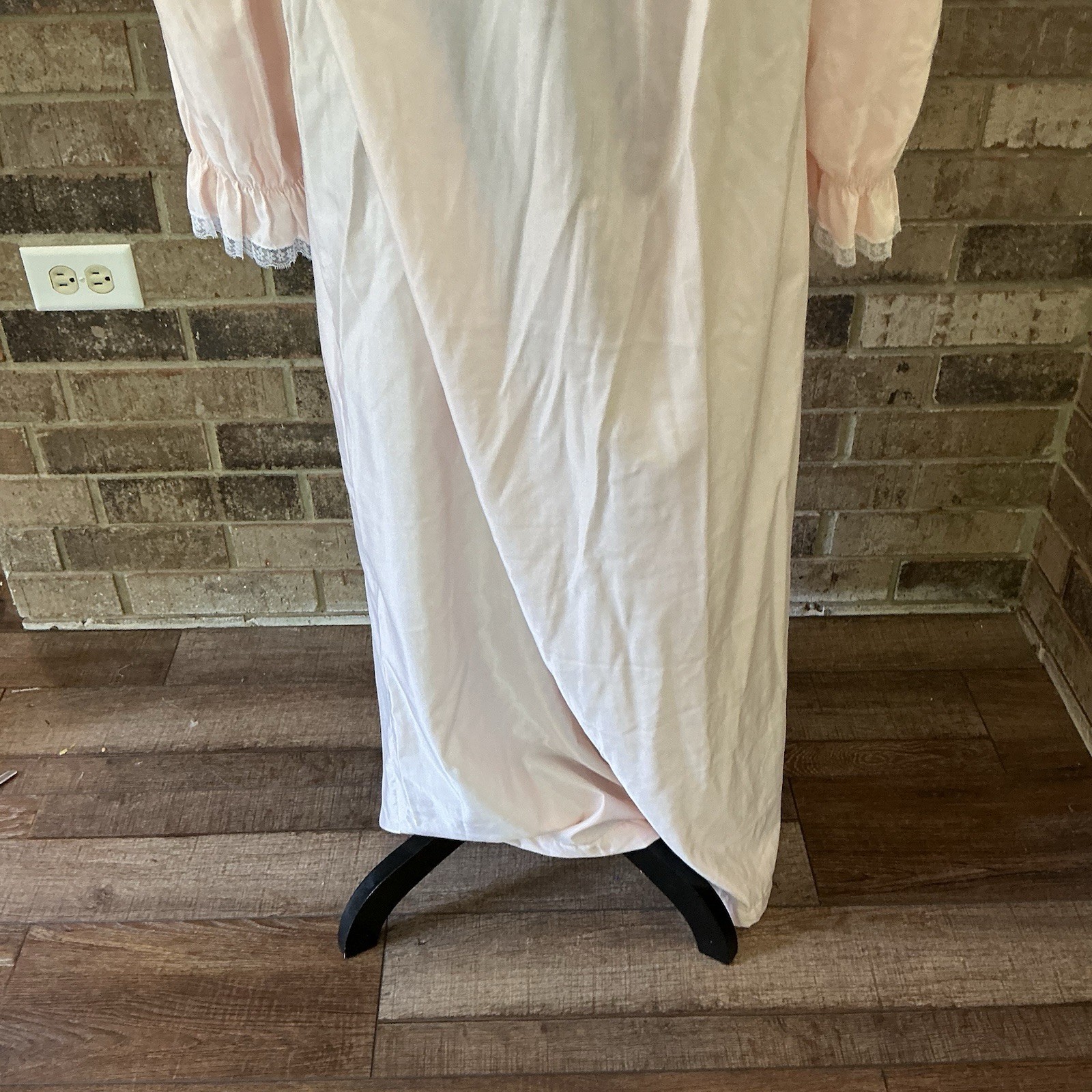 Size M – VINTAGE Barbizon Cuddleskin White Nightgown Long Sleeve Collared #23609