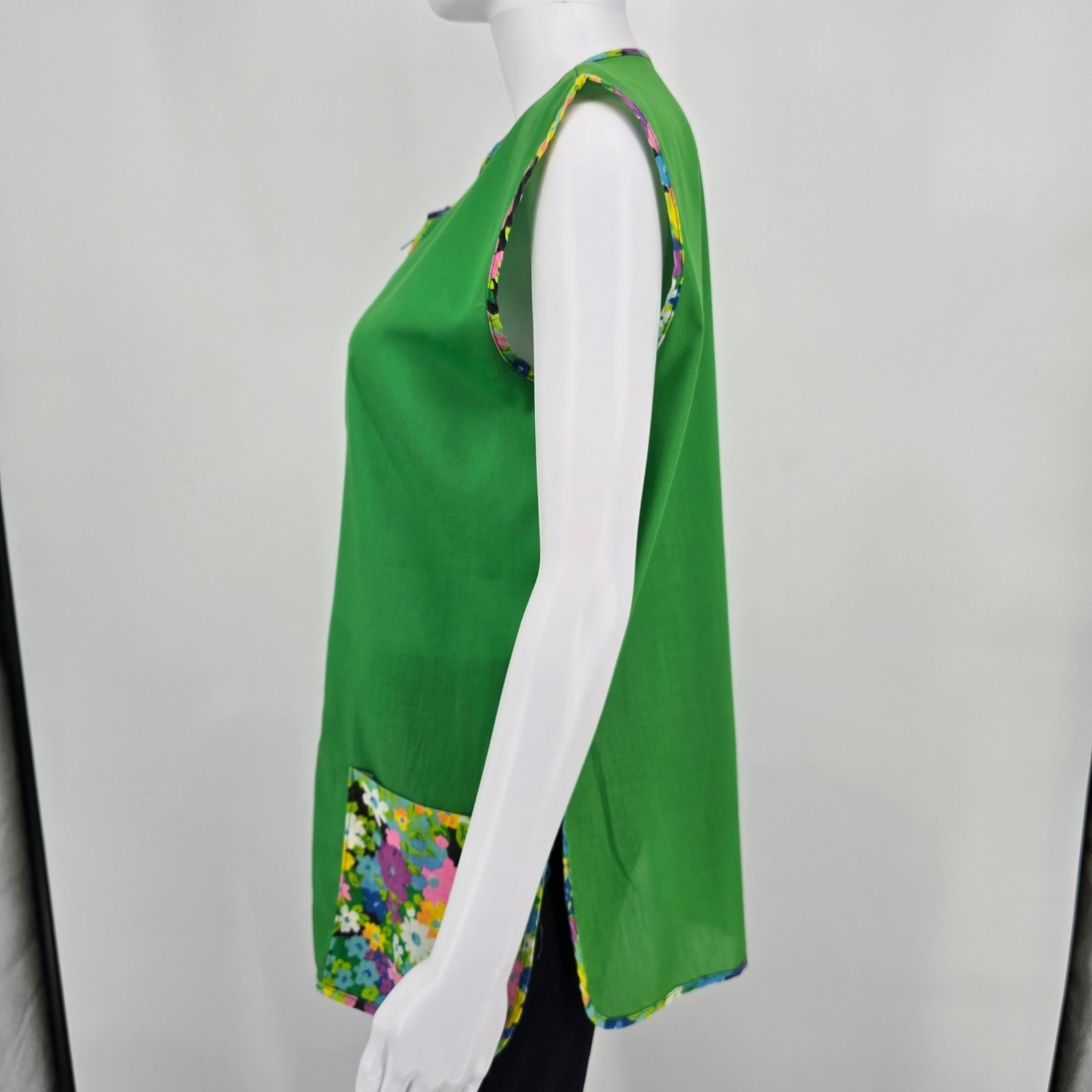 Vintage 1960s Women’s Kelly Green Floral Trim Zippered Patch Pocket Mod Vest (L)