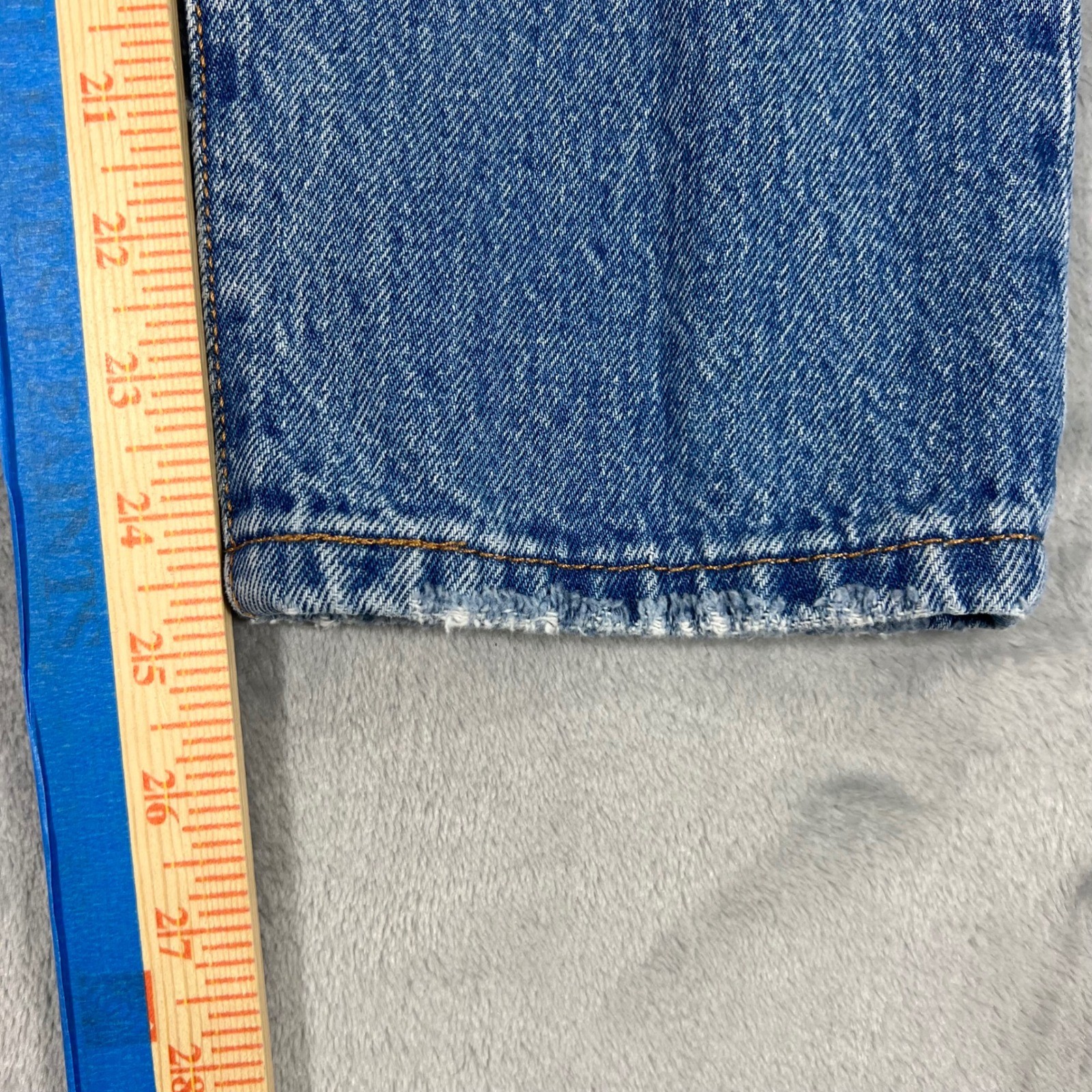 LEVI’S 501 Jeans Womens Size 26×26 Medium Wash Distressed Knee Premium Denim XX