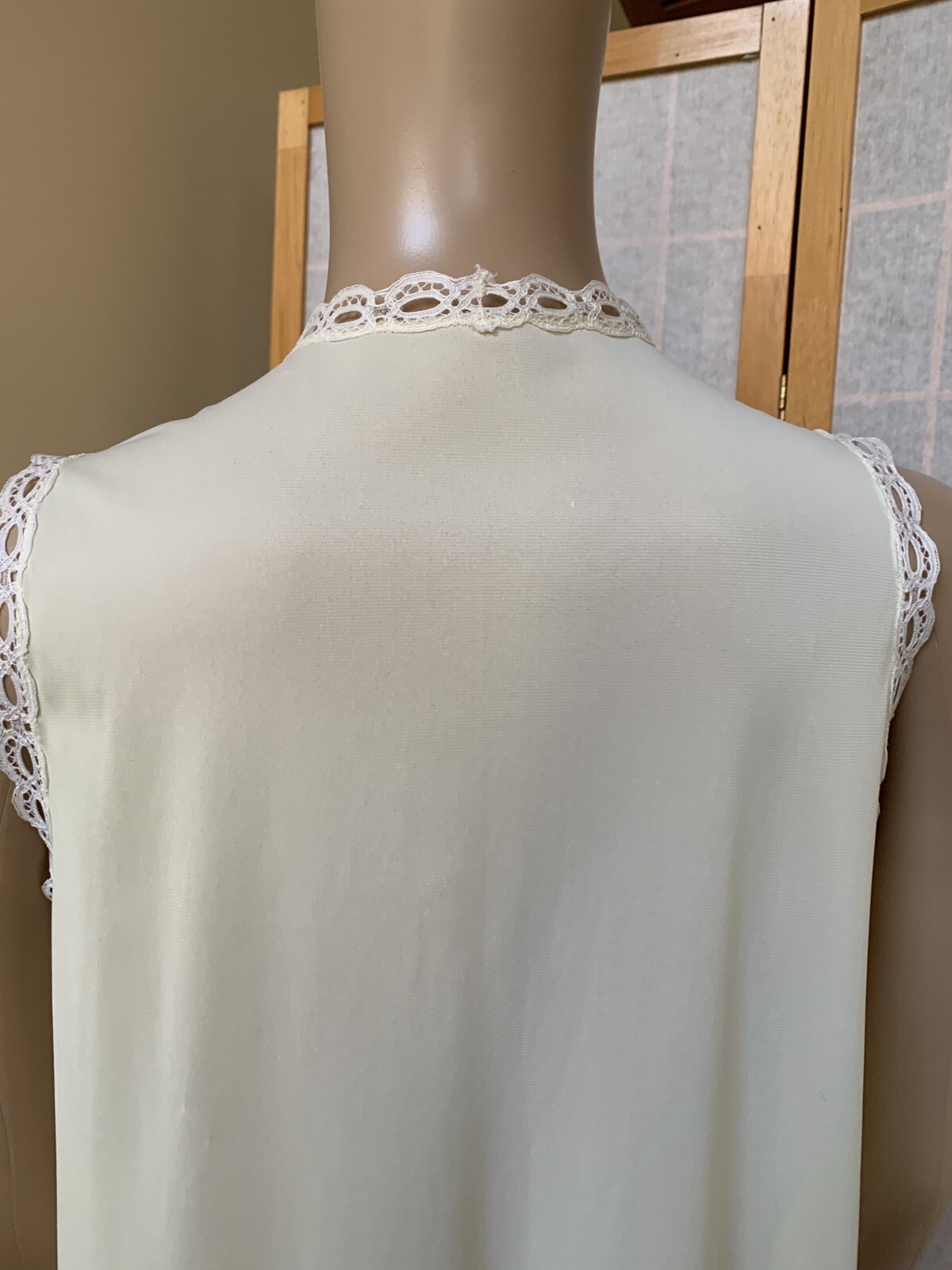 VINTAGE VANITY FAIR PALE YELLOW NYLON NIGHTGOWN & ROBE SET–SIZE XSMALL