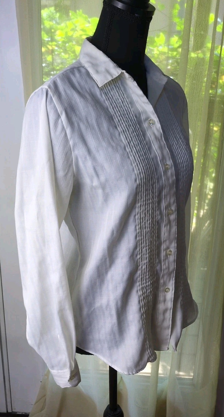 VTG Women’s S/MSears The Fashion Place White Pleated Front Long Sleeve Button Up