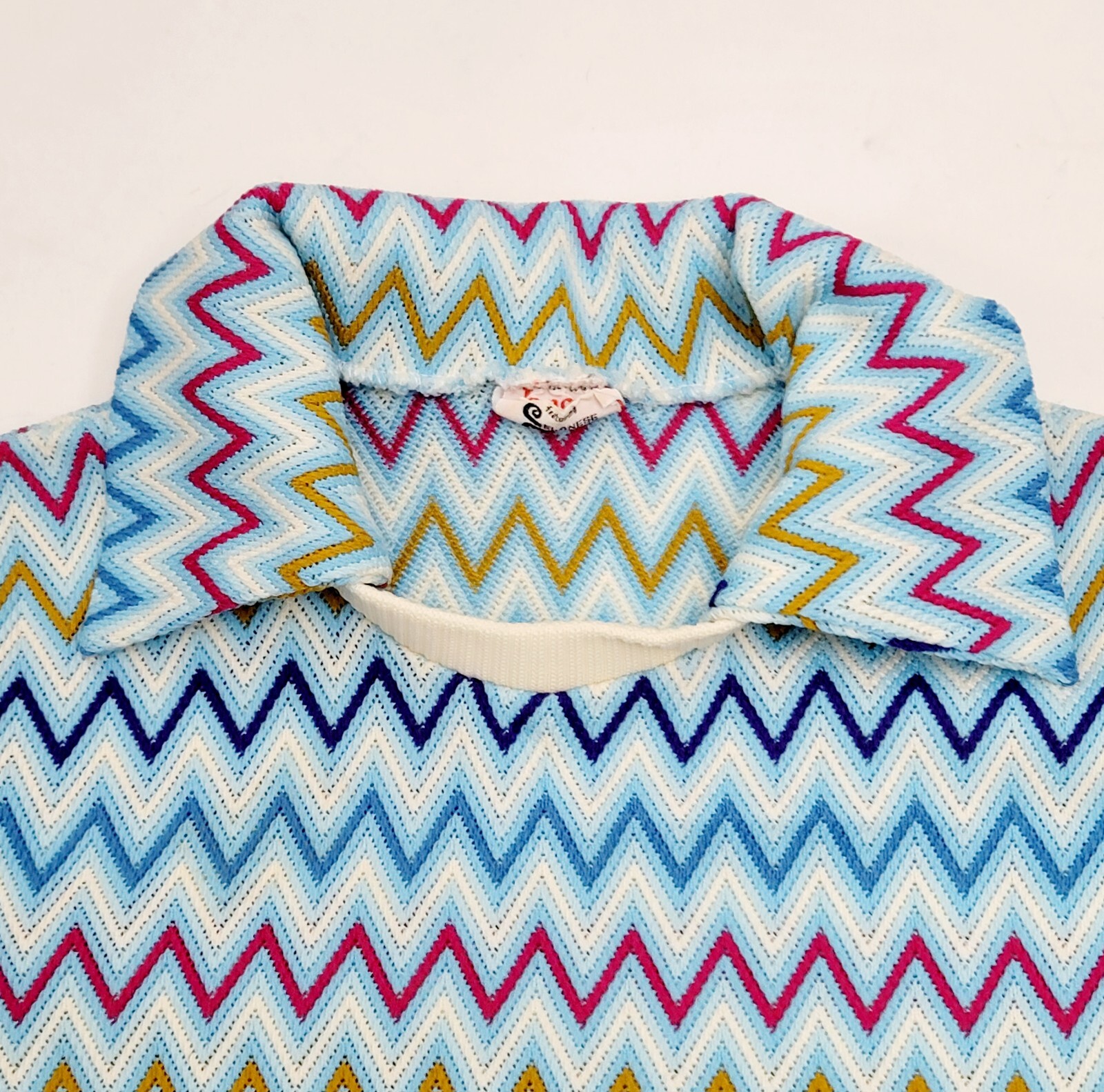 Vintage JANE COLBY Womans MEDIUM Chevron Celanese Fortrel TSHIRT Collar Hem TEE