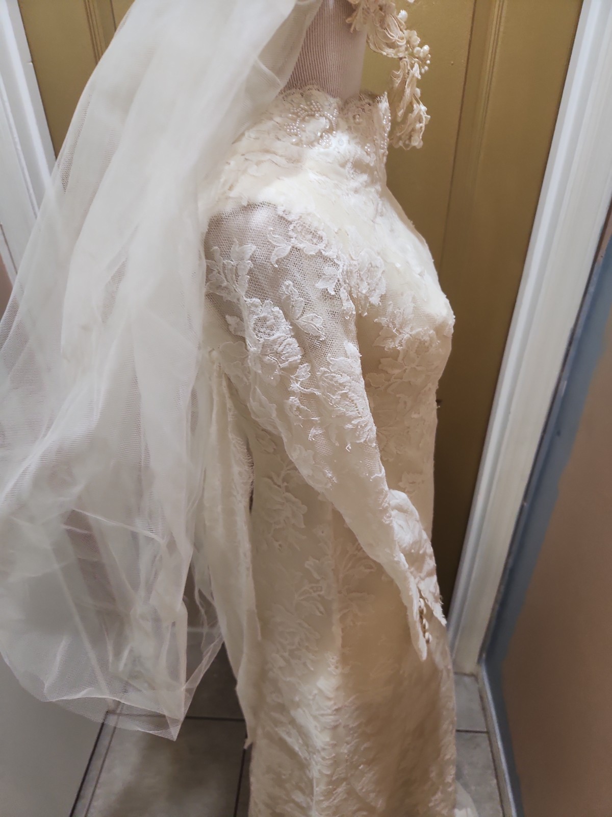 VTG 1960s Alfred Angelo Edythe Vincent Lace Gown Veil Set