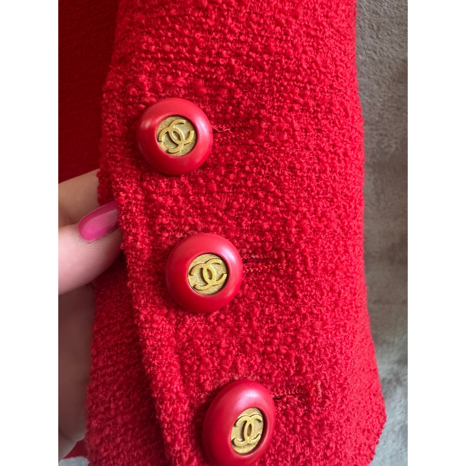 Chanel Boutique Vintage Red Wool Boucle Tweed Skirt Suit CC est size FR 42 US 10