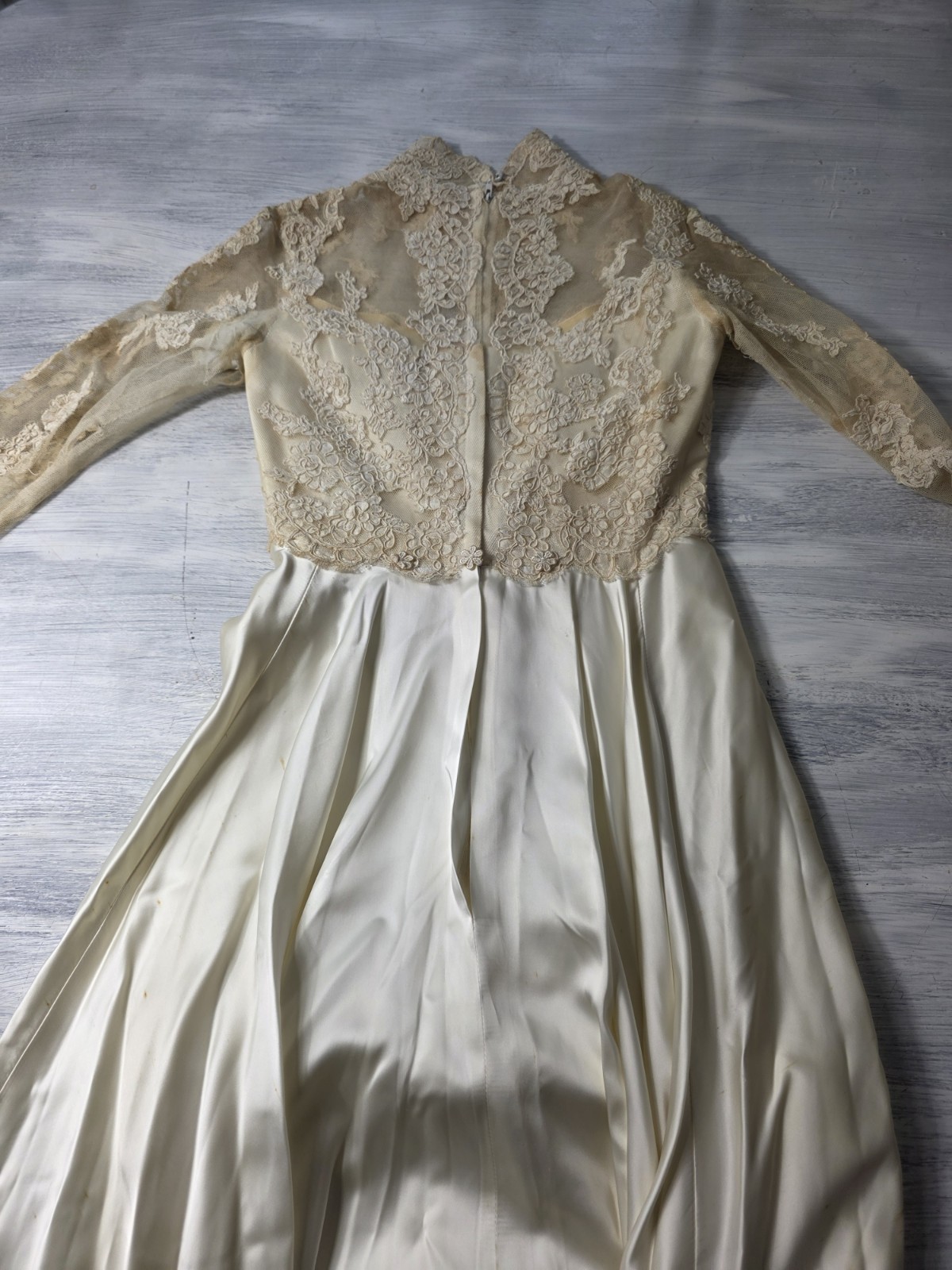 Vintage 1940s Bride Small Slipper Satin & Lace Wedding Dress Cathedral Train 40s