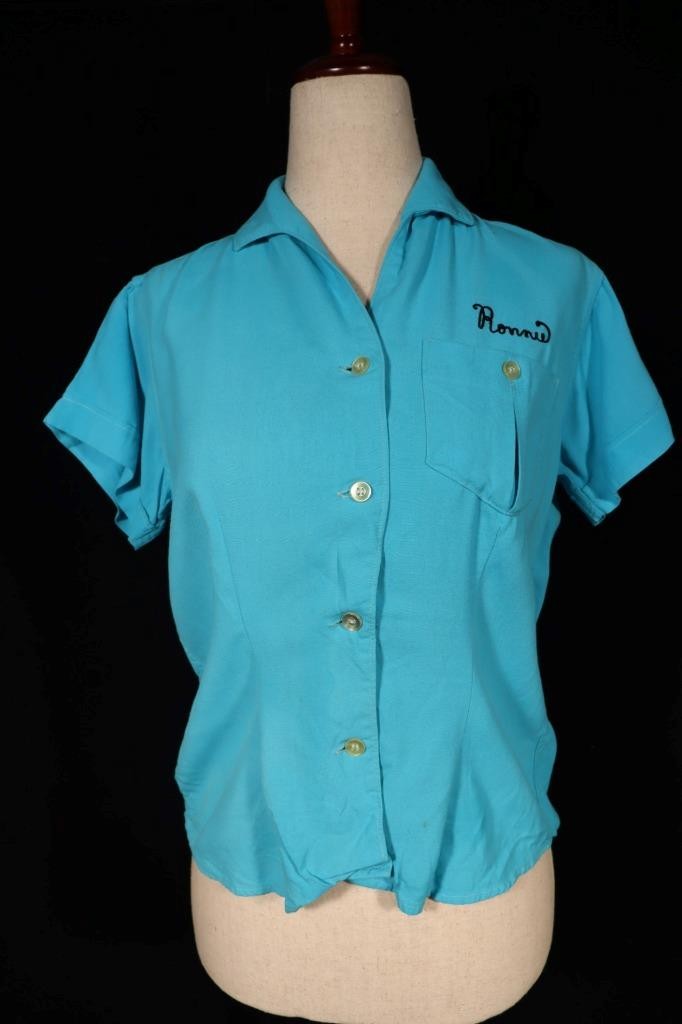 VINTAGE 1950’S TURQUOISE EMBROIDERED GABARDINE COTTON BOWLING BLOUSE SIZE MEDIUM