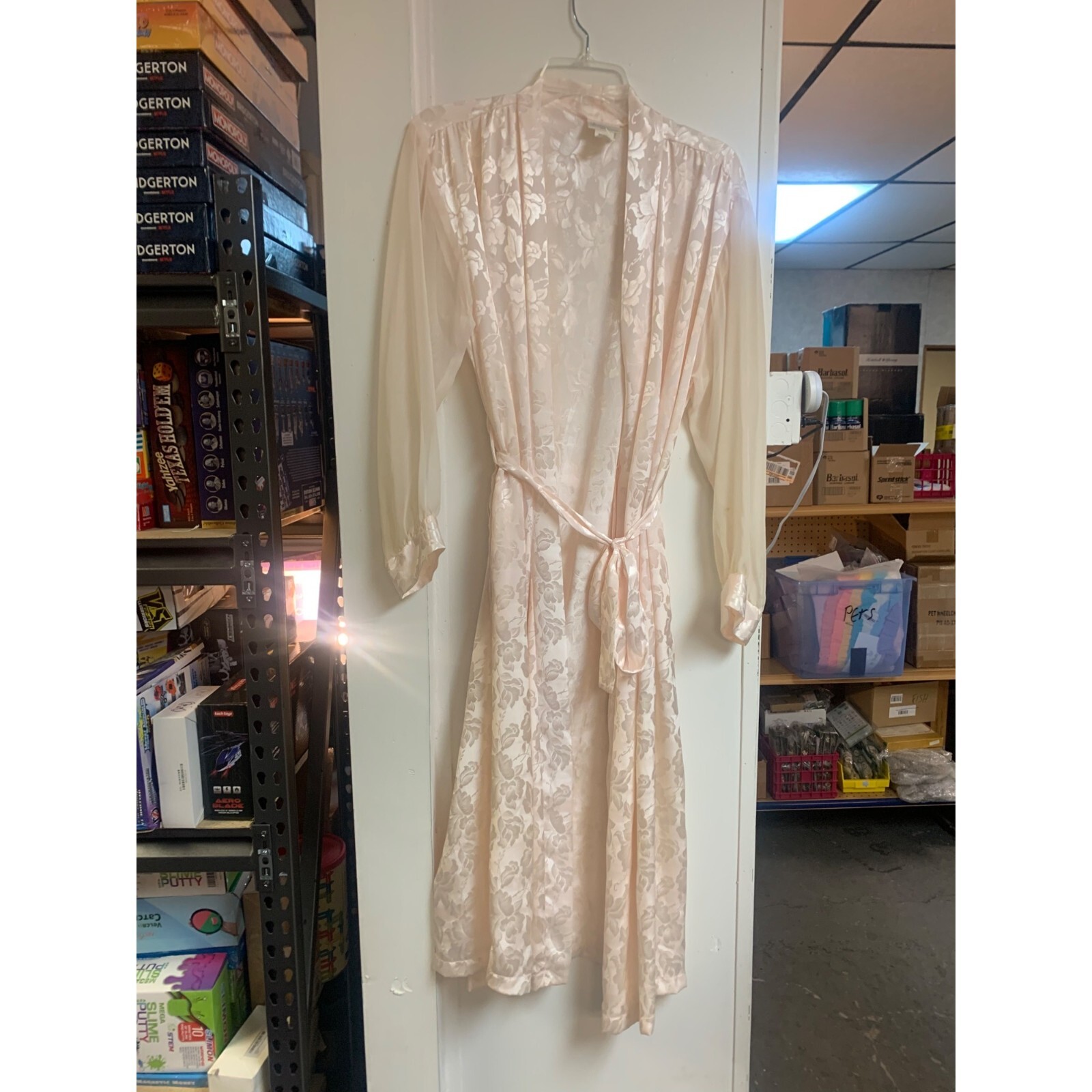 Intimo Amore Beautfiul Pink floral Sheer Polyester light robe size small VTG