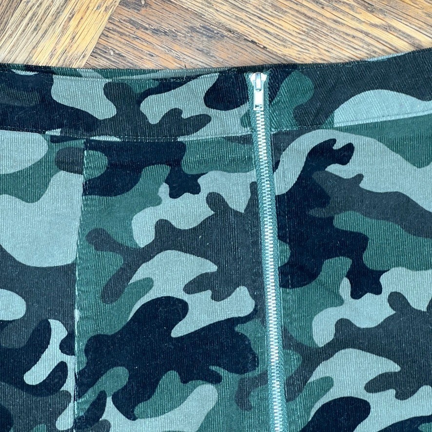 True Vintage Y2K Miniskirt – 2005 Camo Corduroy XL Full Zip – Vintage Grunge